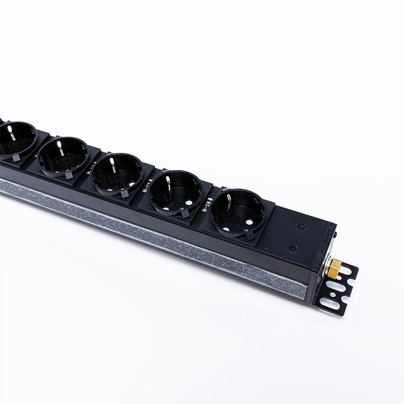 18 udtag Tyskland 1U overspændingsbeskyttelse Hot Swappable RS485 Metered Rack PDU